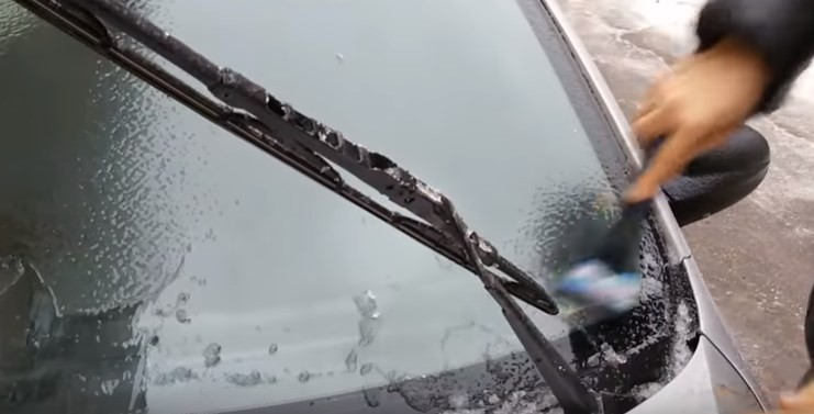 Как уберечь стекла автомобиля от льда www.aftersale.ru