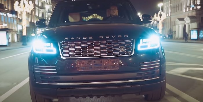 Новый Range Rover в рамках социального дистанцирования