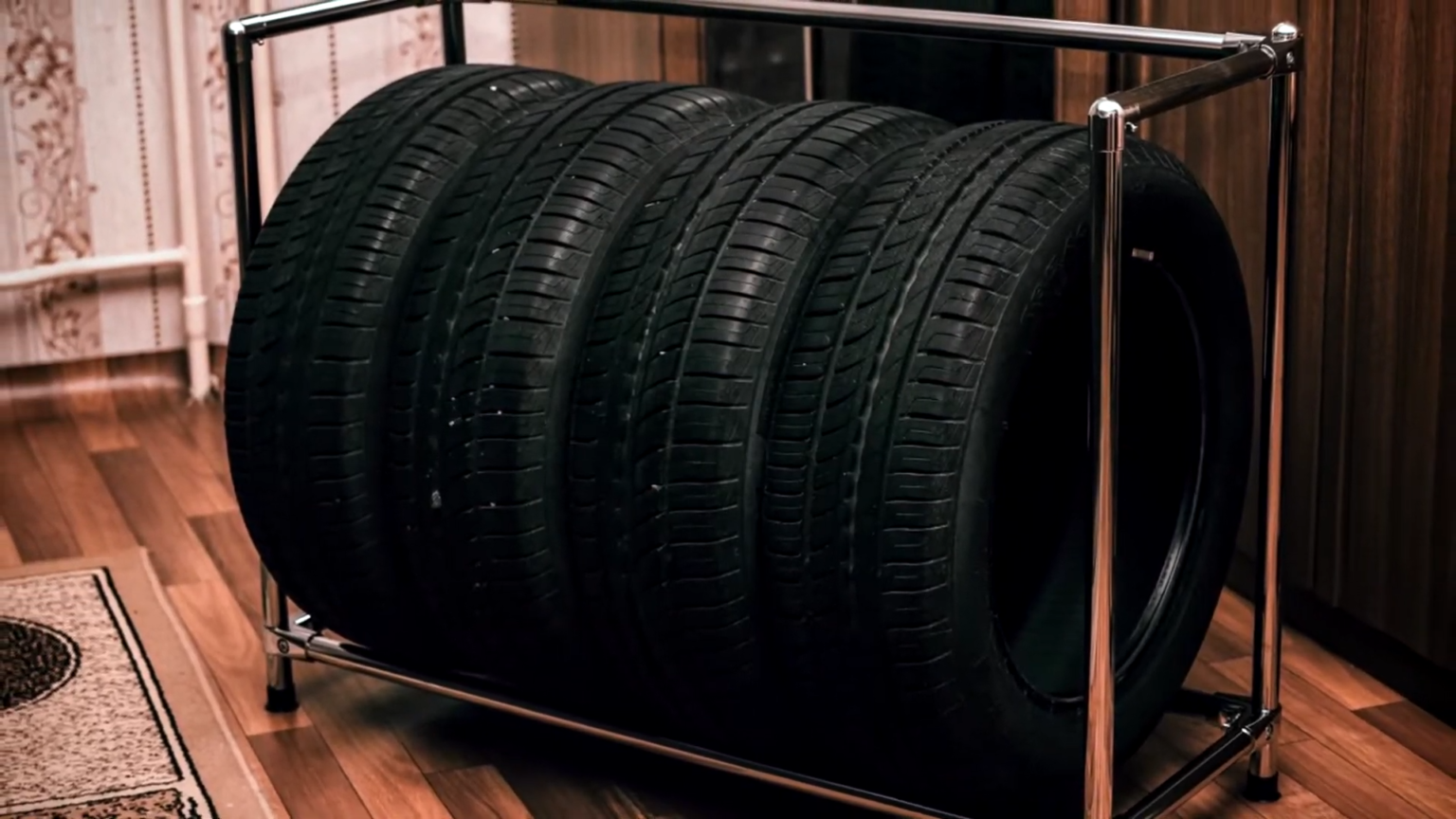 Где хранить шины. Подставка для колес в гараже. Стойка для хранения колес. Подставка для хранения колес автомобиля. Стойка для хранения колес в гараже.